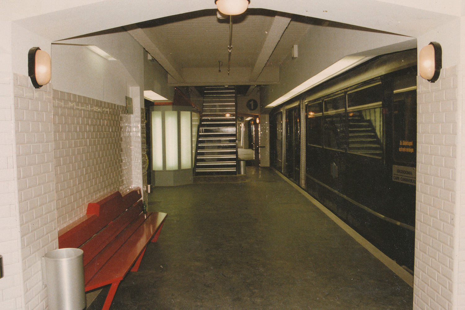 Gestaltung Metrostation mit räumlicher Inszenierung