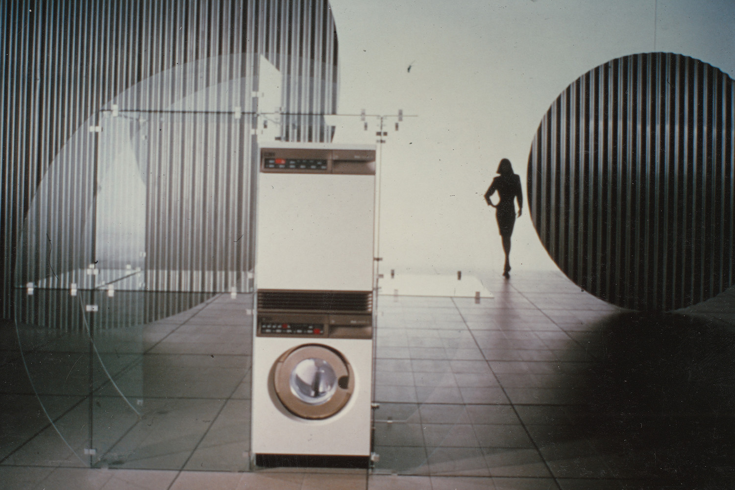 Installation V-Zug mit Waschmaschine und Raumformen